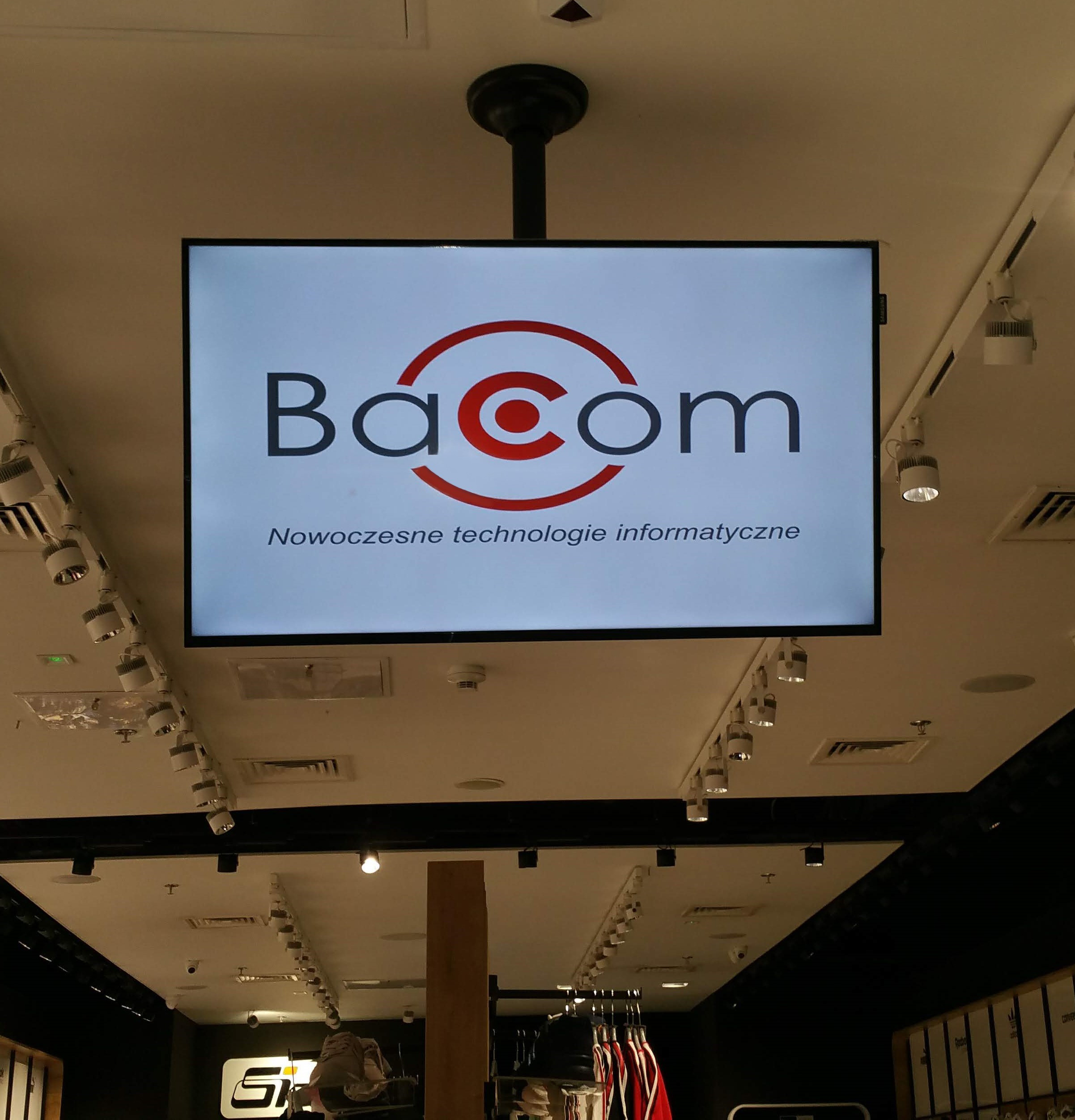 logo bacom na ekranie w sklepie